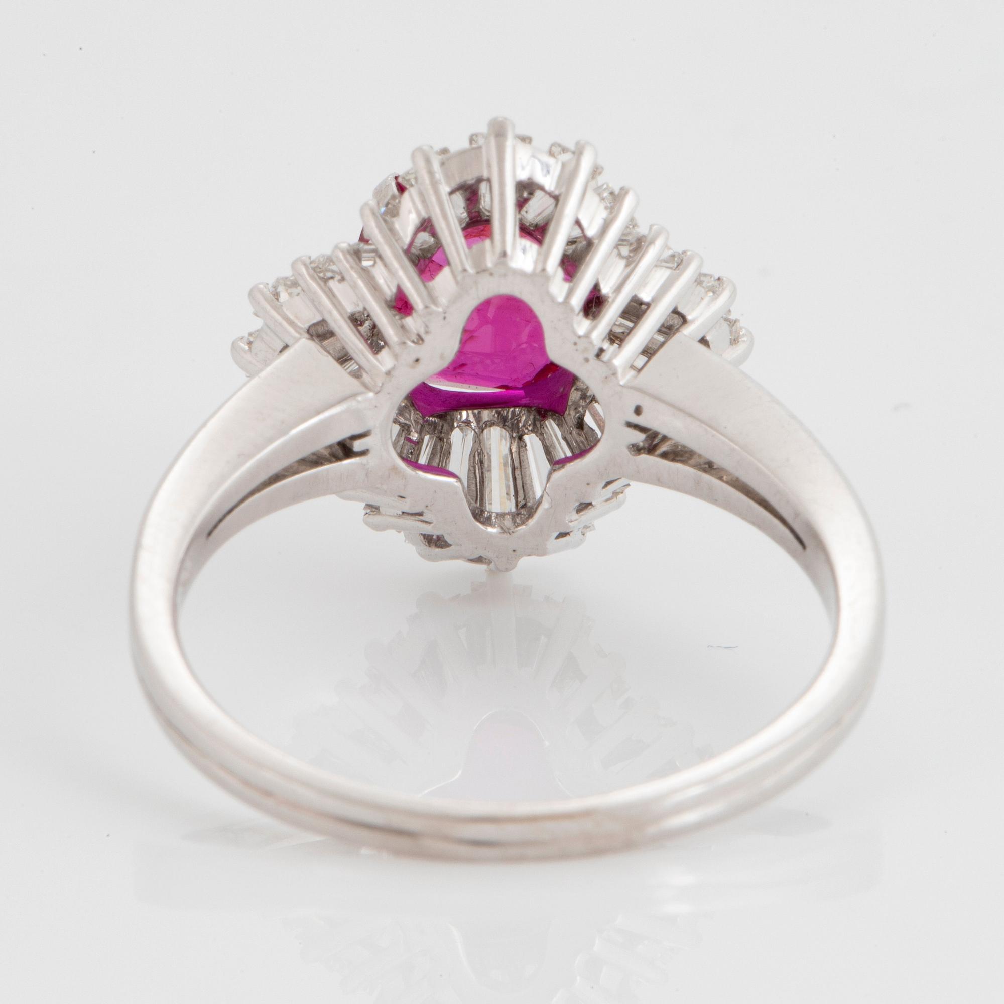Ring 18K vitguld med en cushionformad fasettslipad rubin 2.52 ct enligt medföljande Gübelincertifikat.