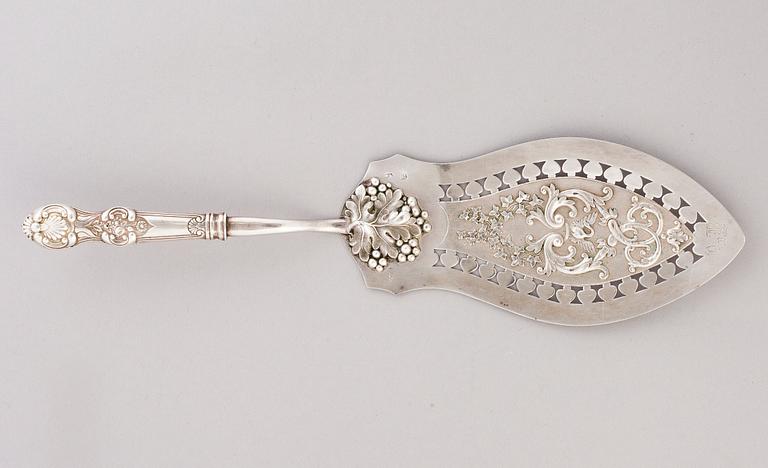 BESTICKSCHATULL med BORDSSILVER, 60 delar, bl.a. Sazikov och Ovchinnikov, mestadels ryskt. 1800-tal.