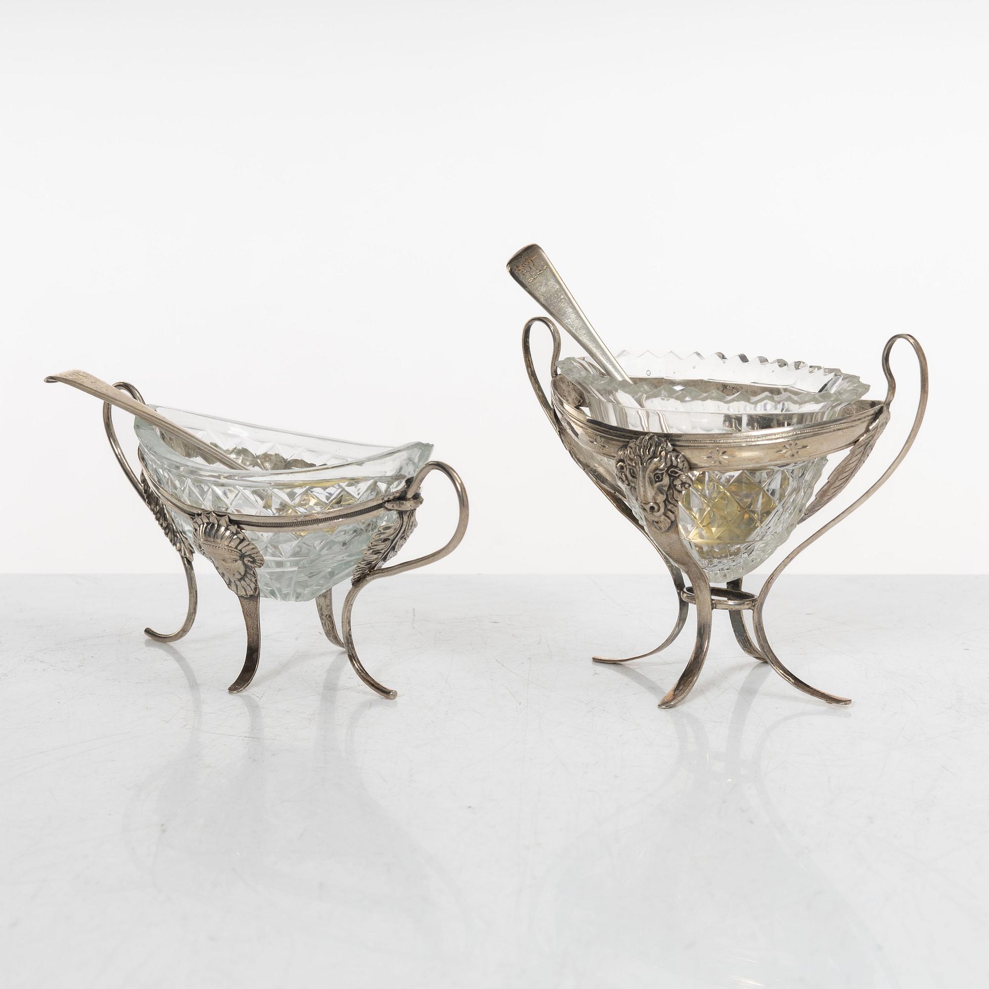 Saltkar, 2 st snarlika, silver och glas, troligen Frankrike. 1800-tal.