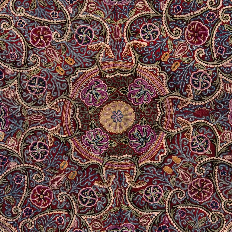 Antikt Rasht-broderi, norra Persien (Iran), omkring år 1900, Ca 145 x 145 cm.