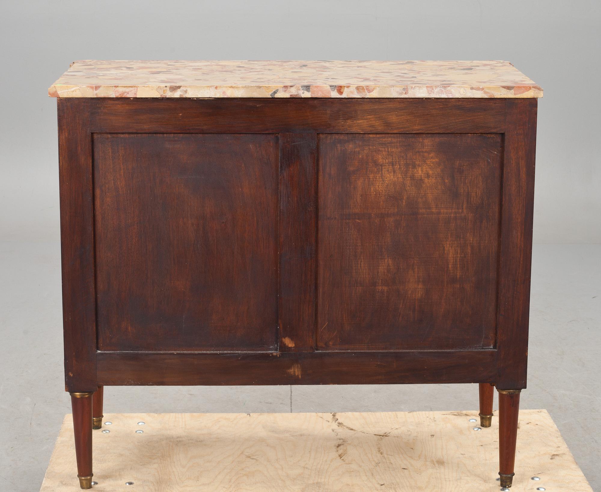 BYRÅ, gustaviansk stil, 1900-talets första hälft.