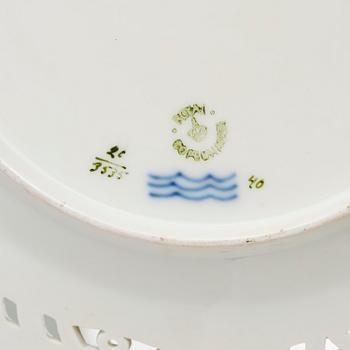 Gallerkorg med fat, porslin. 'Flora Danica', Royal Copenhagen, Denmark, 1900-tal.