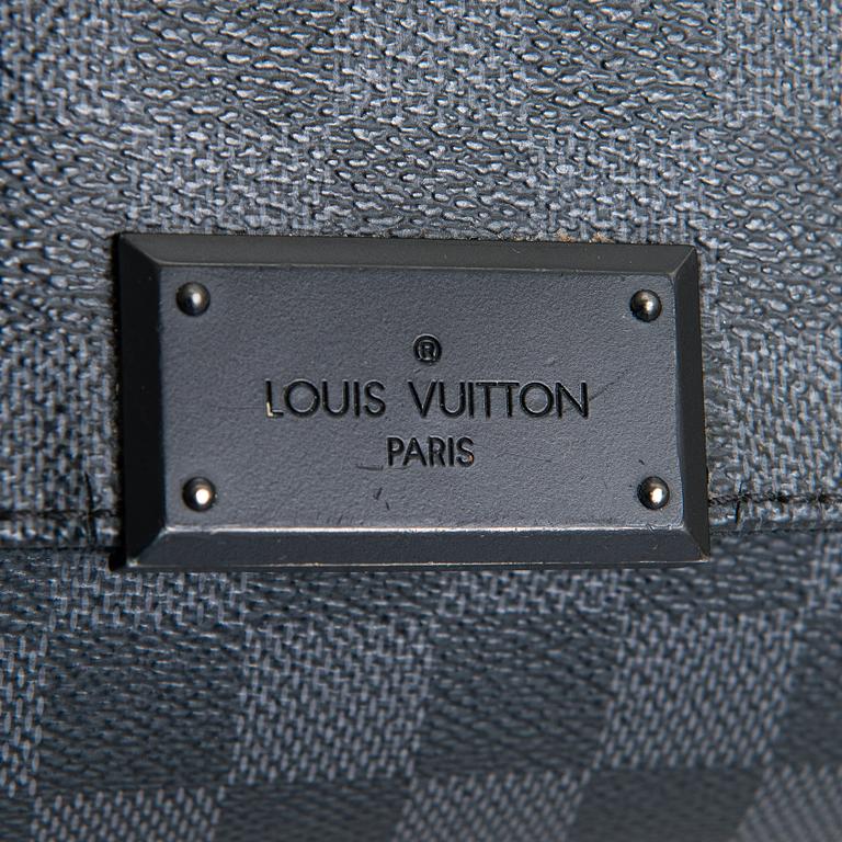 Louis Vuitton, "District PM Messenger", väska.
