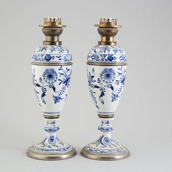 BORDSLAMPOR, ett par, porslin, möjligen Dresden, 1900-talets början.