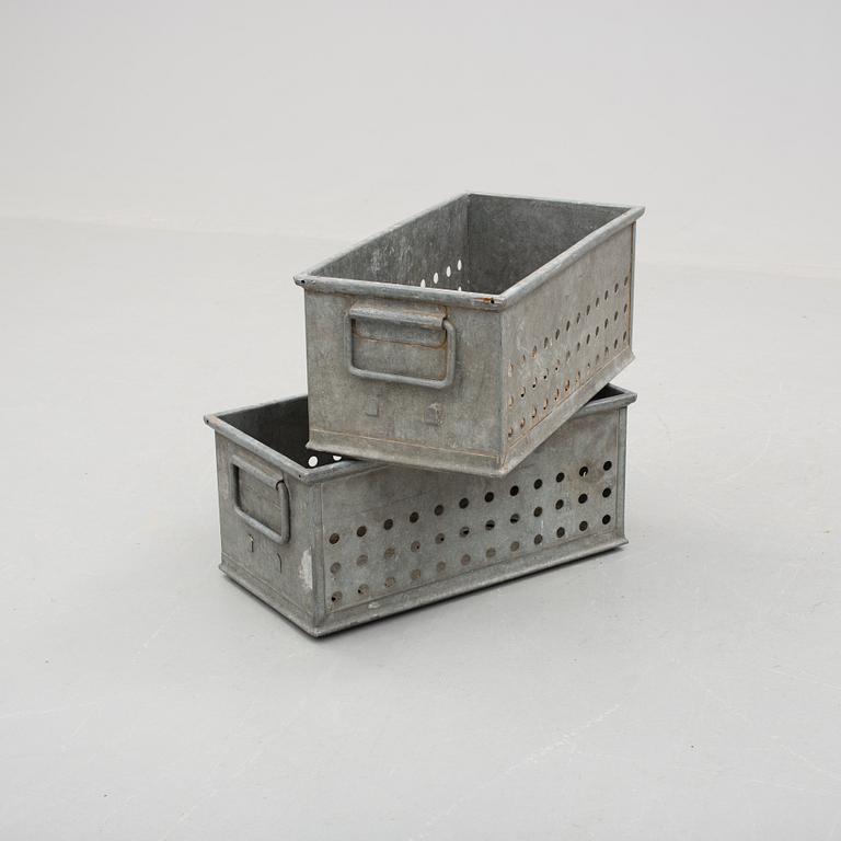 BLOMLÅDOR, ett par, zink, 2000-tal.