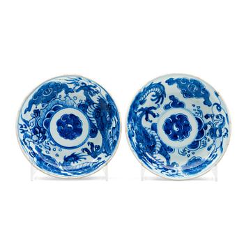 780. A pair of blue and white dishes, Qing dynasty, Kangxi (1662-1722).