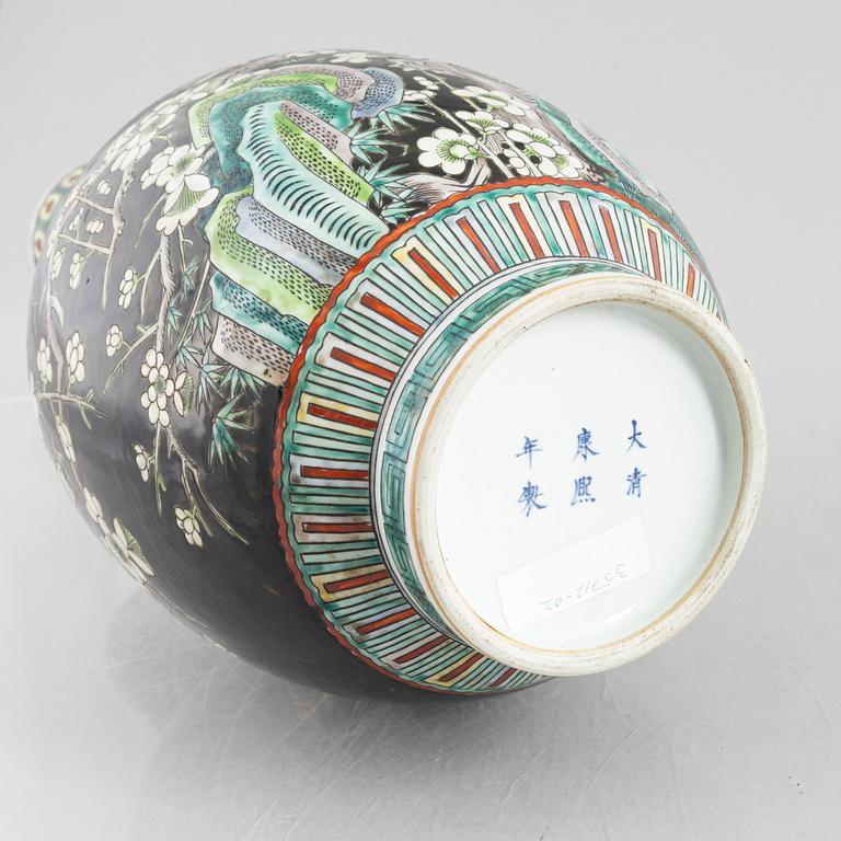 A Chinese famille noir porcelain vase, late Qing dynasty / early 20th century.