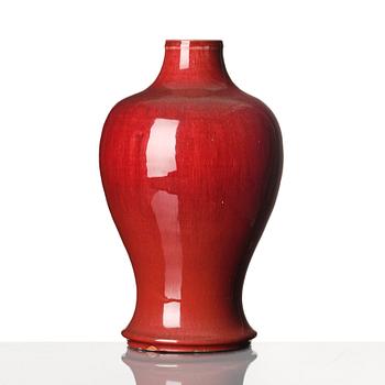 A sang de boef glazed vase, Qing dynasty.