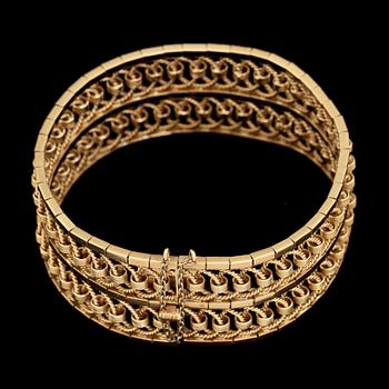 ARMRING, 18k guld, 1900-tal. Vikt 63 g.