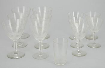 LASISTO, n. 69 kpl, kristallia, "Marjatta", Iiittala 1940-luku, SEKÄ COCKTAILLASEJA 6 kpl, 1940-luku.