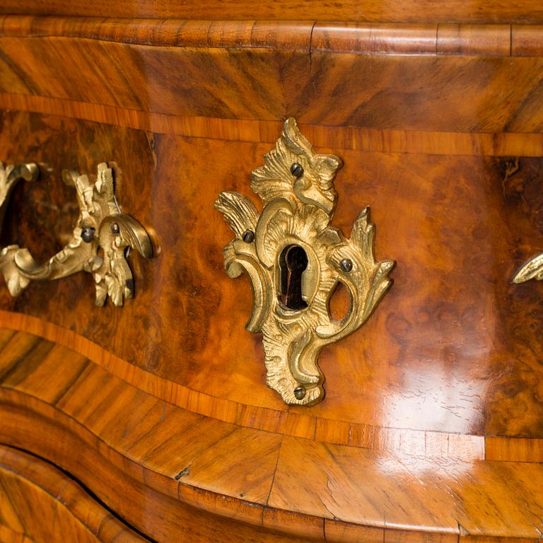 A late 19th century chest of drawers.