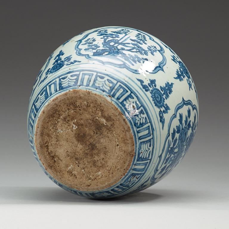 KRUKA, porslin. Ming dynastin, Wanli (1572-1620).