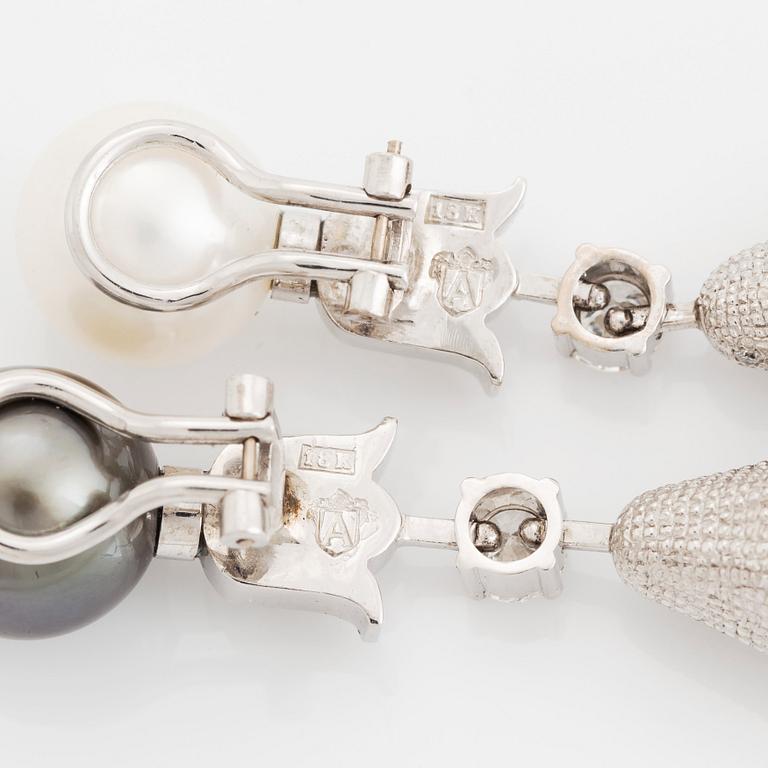 A pair of 18K white gold earrings set with round brilliant-cut diamonds and cultured South Sea och Tahiti pearls.