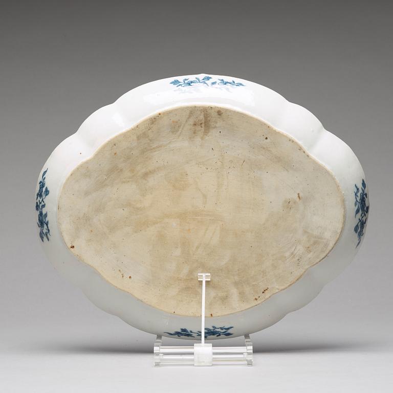 A blue and white tray, Qing dynasty, Qianlong (1736-95).