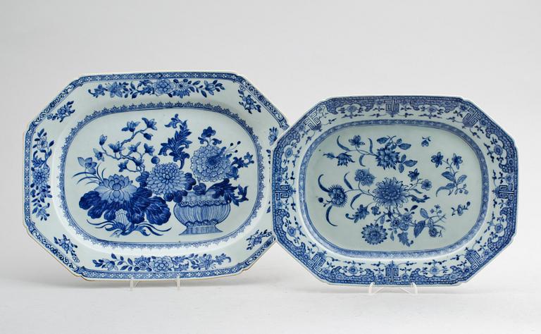 STEKFAT, 2 st, porslin, Kina, Qianlong 1736-1795.