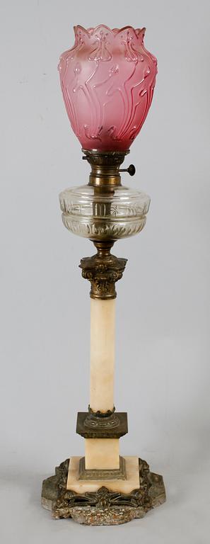 FOTOGENLAMPA, alabaster och metall, sekelskiftet 1900.