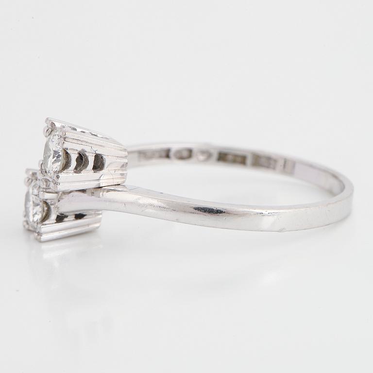 An 18K white gold ring set with round brilliant-cut diamonds.