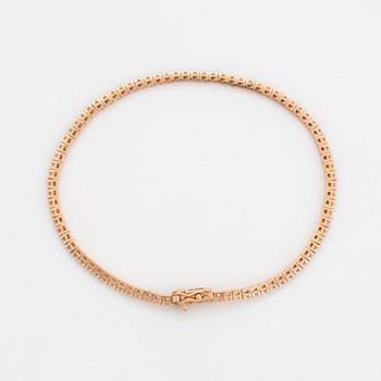 An 18K gold tennisbracelet set with round brilliant-cut diamonds.