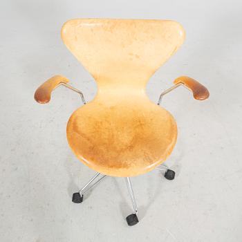 An Arne jacobsen Sjuan leather swivel chair for Fritz Hansen 1999.