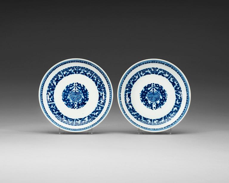 A pair of blue and white chargers, Qing dynasty, Kangxi (1662-1722), with Chenghua four character mark.