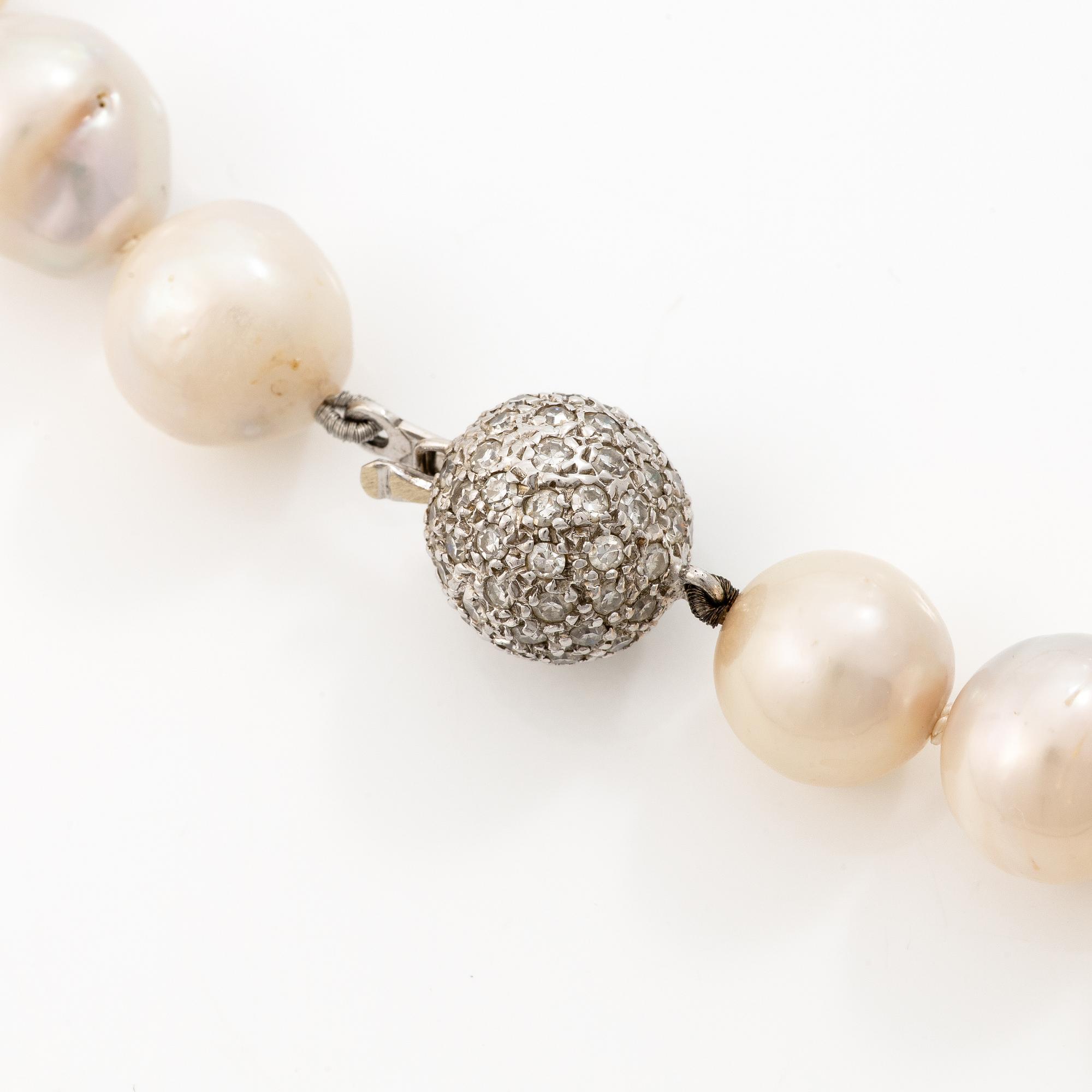 Two pearl necklaces with cultured freshwater pearls, two 18K white gold clasps set with small diamonds.