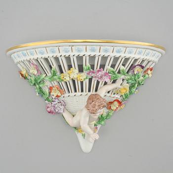 A porcealin shelf, probably from Dresden, first half of the 20th century.