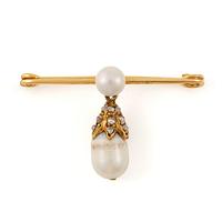 Brosch 18K guld med en droppformad pärla.