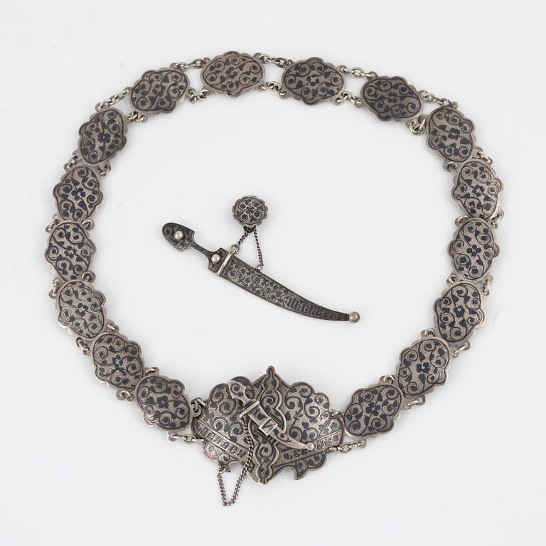 Skärp samt hänge, silver, omkring år 1900.