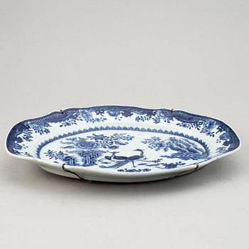 A blue and white export dish and two famille rose dinner plates, Qing dynasty 18th/19th Century.