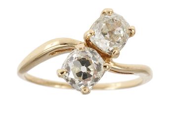 679. RING, two old cut diamonds, 1.20 / 1.06 cts.