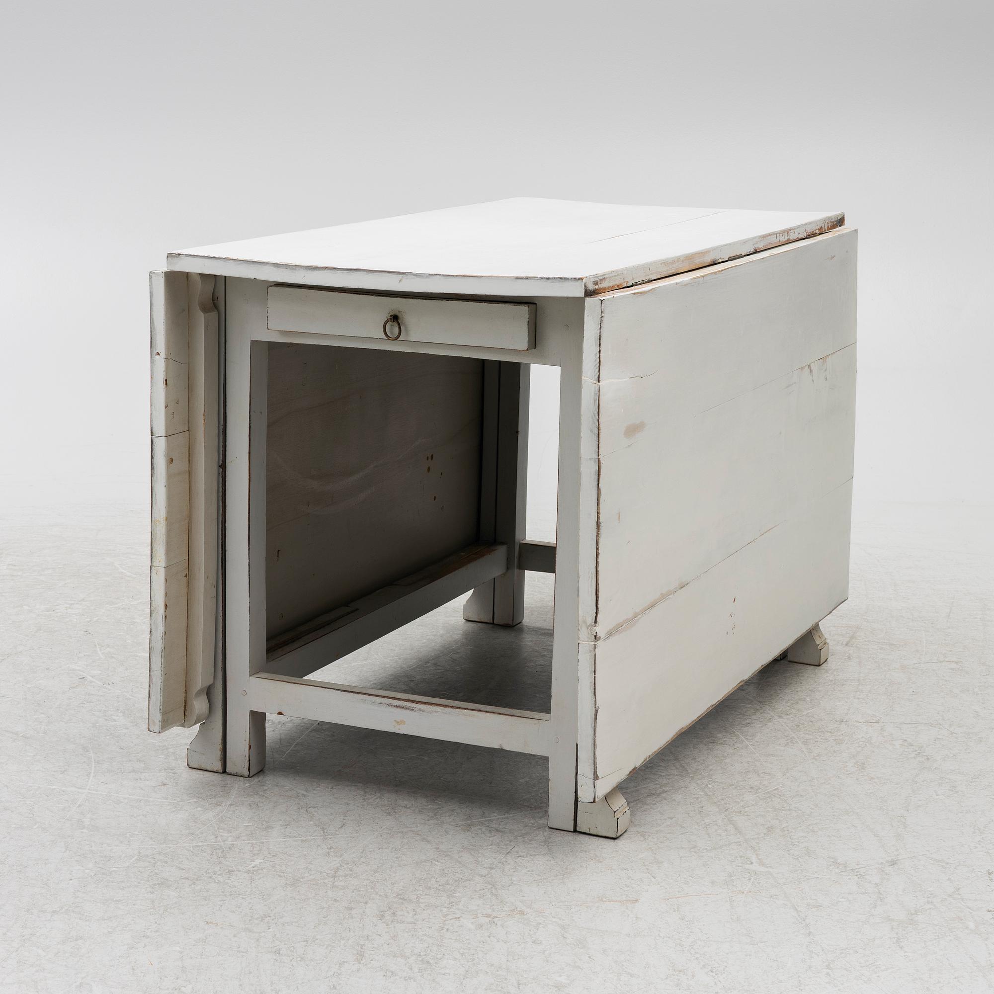 A drop-leaf table, 19th century.
