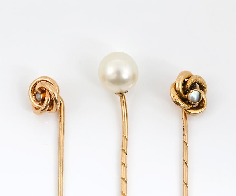 KRÅSNÅLAR, 3st, 18K guld, bland annat  Guldvaruaktiebolaget G. Dahlgren & Co, Malmö, 1919. Vikt ca 4g.