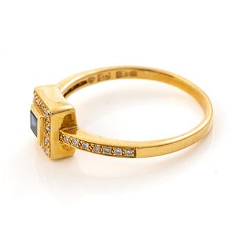 18K gold ring with a sapphire and brilliant-cut diamonds.