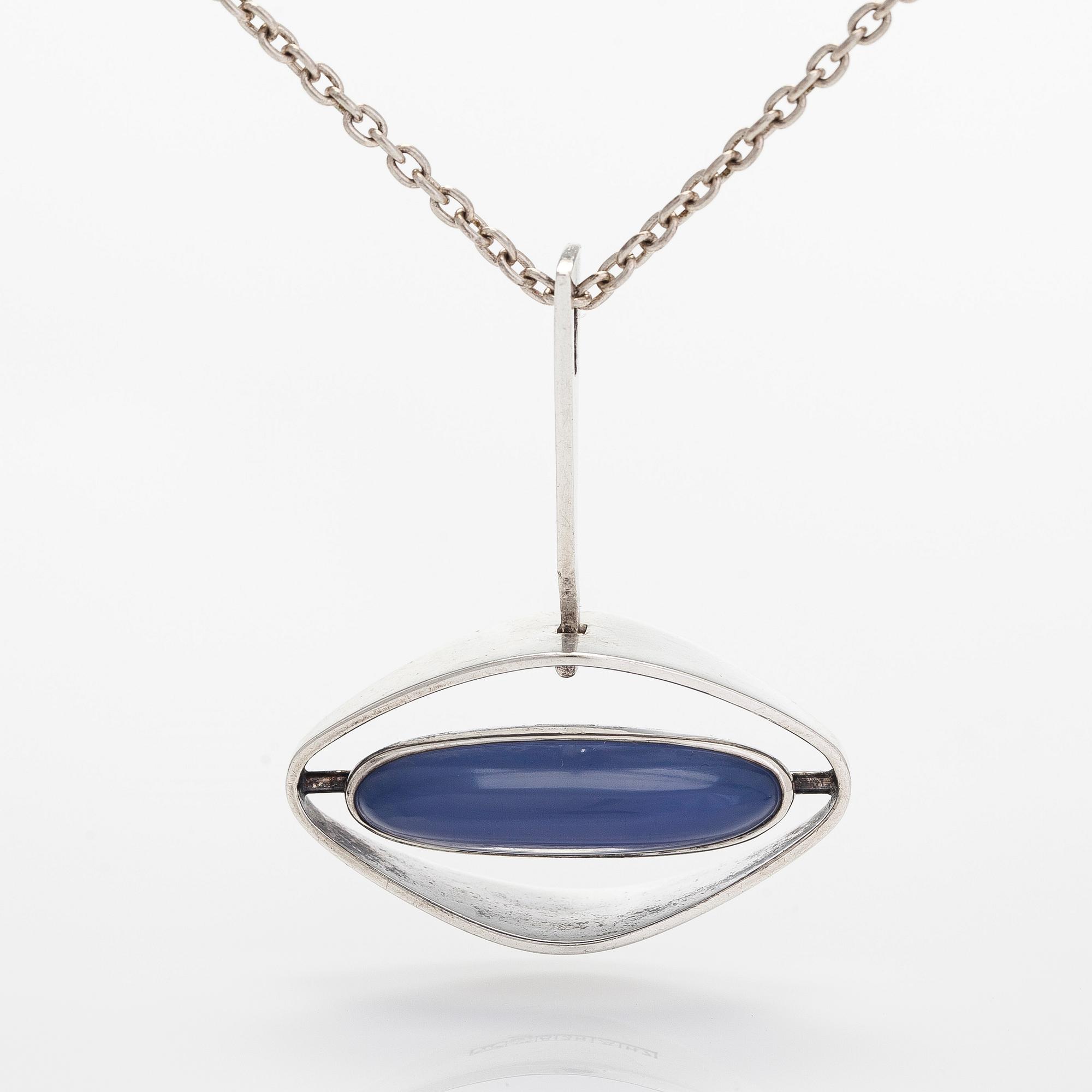 Elis Kauppi, hänge, silver och blå sten. Kupittaan Kulta, Åbo 1961. Med kedja i sterlingsliver.
