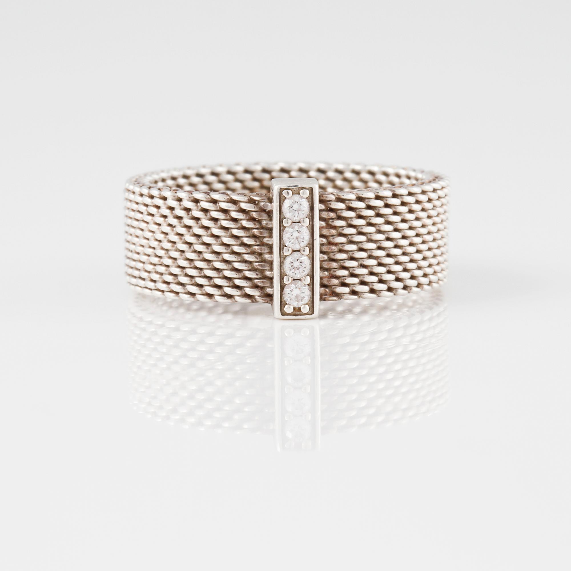 RING, Tiffany & Co, sterlingsilver med 4 briljantslipade diamanter. Vikt 4,3 gram.