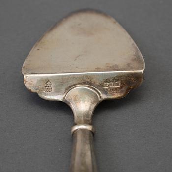 TÅRTSPADE MED ETUI, silver, Frankrike, 1800-tal.