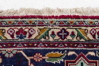 Carpet, Tabriz. Approx. 392 x 295 cm.
