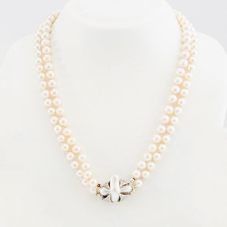 Necklace, double strand of cultured pearls with clasp in 18K white gold and diamonds.