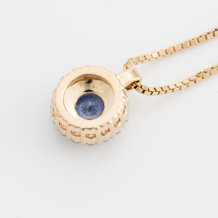 Hängsmycke med kedja 18K guld med en fasettslipad safir och runda briljantslipade diamanter.