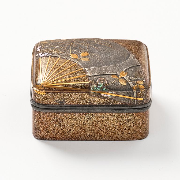 Ask med lock, lack, s.k. Kobako. Japan, Edoperioden (1666-1868).