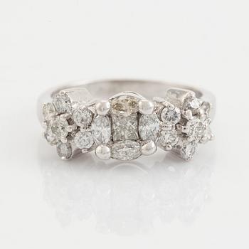 Brilliant-, marquise and princess cut diamond ring, total ca 1,02 ct.