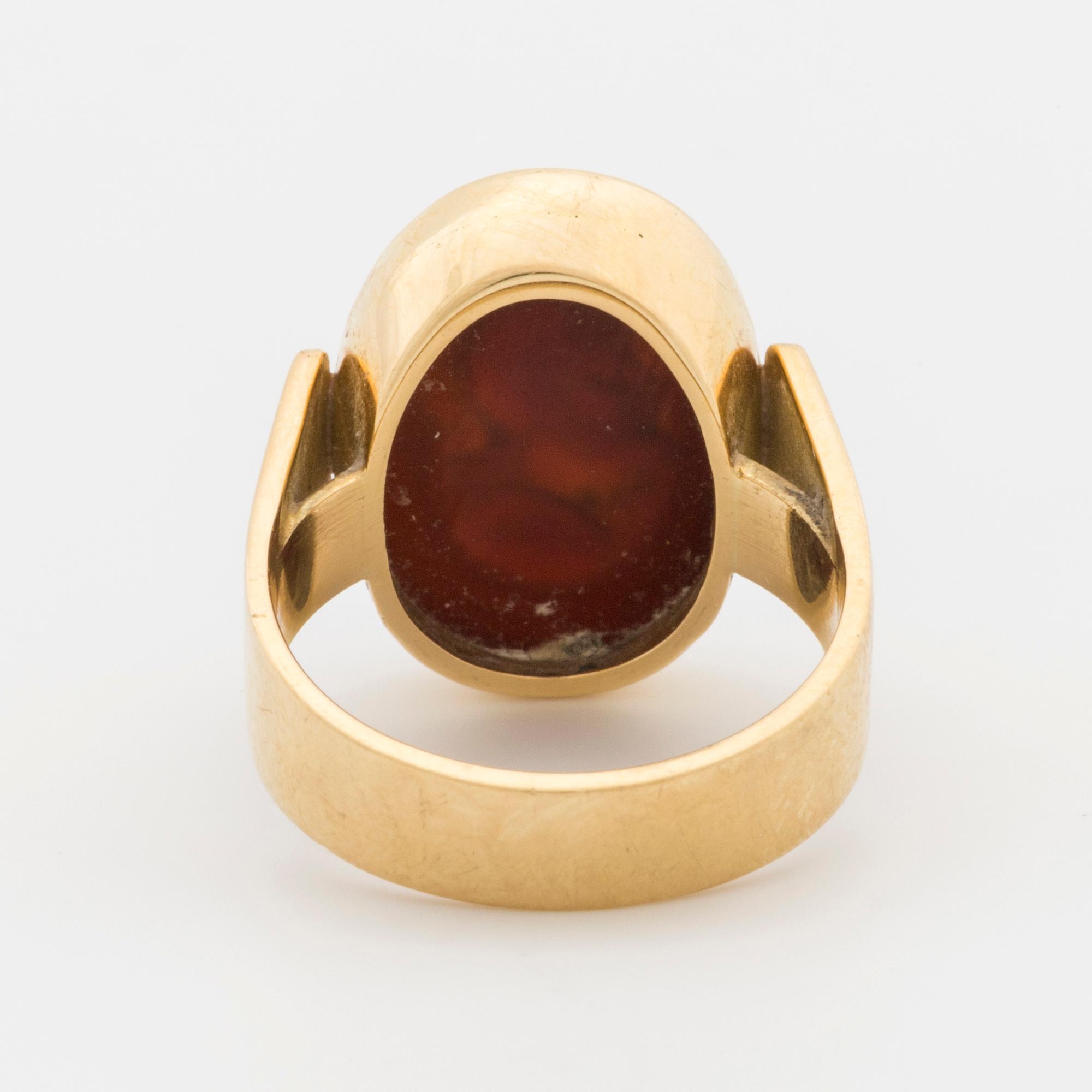 Ring with carved carneol camoe.