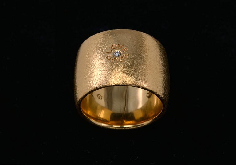 Ole Lynggaard, SORMUS, Briljanttihiottu timantti n. 0.015 ct. 18K kultaa. Paino 26,5 g.