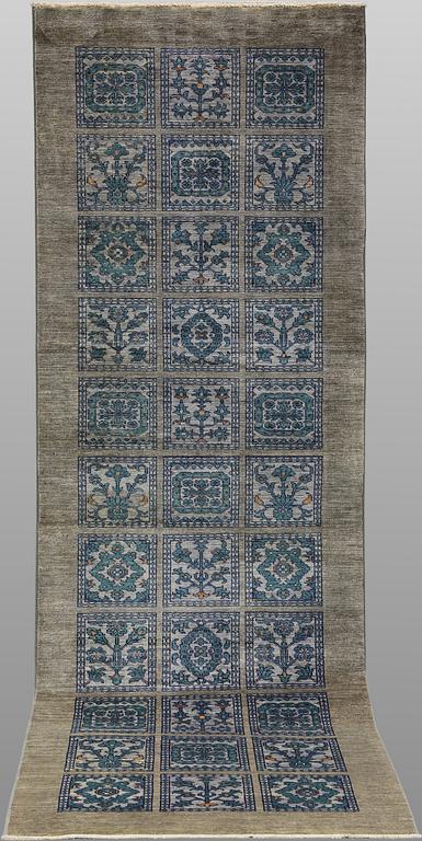 A Zigler runner carpet, 237 x 77 cm.