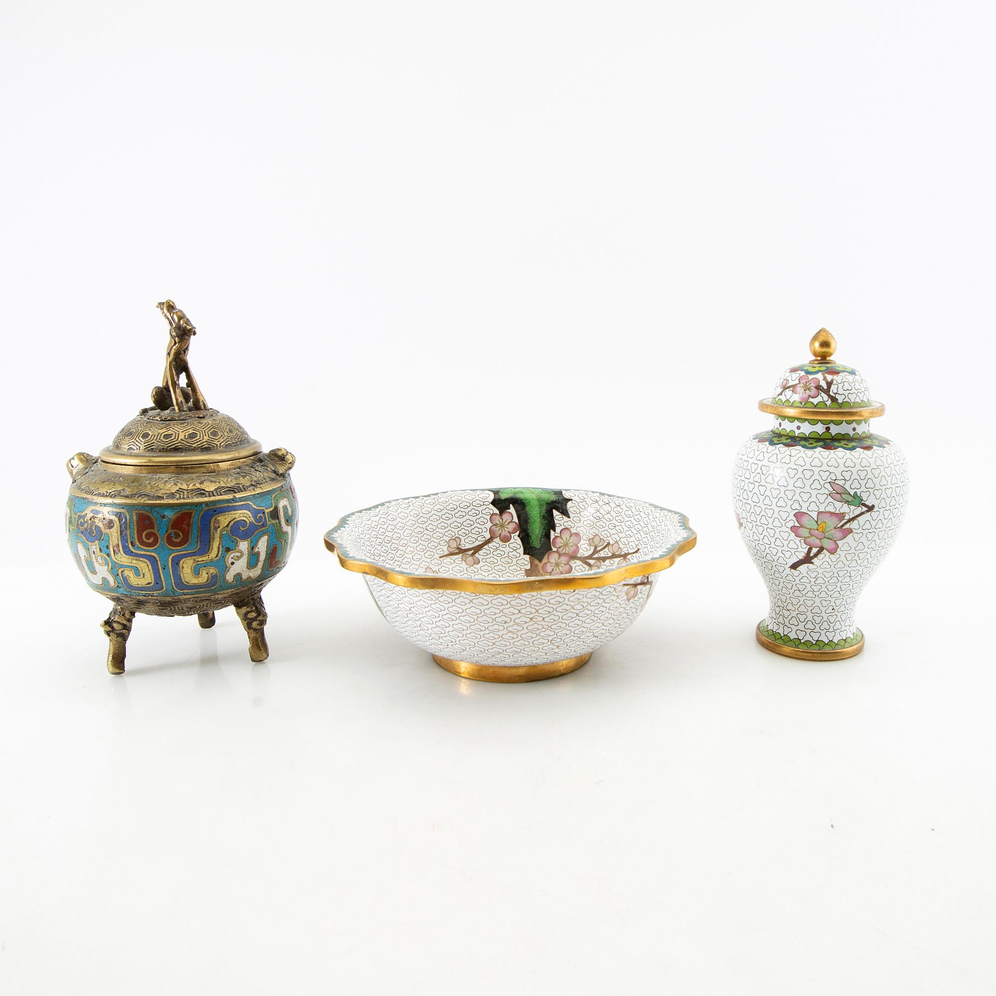 En samling med vaser och skålar samt rökelsekar cloisonné-arbeten Kina 1900-tal.