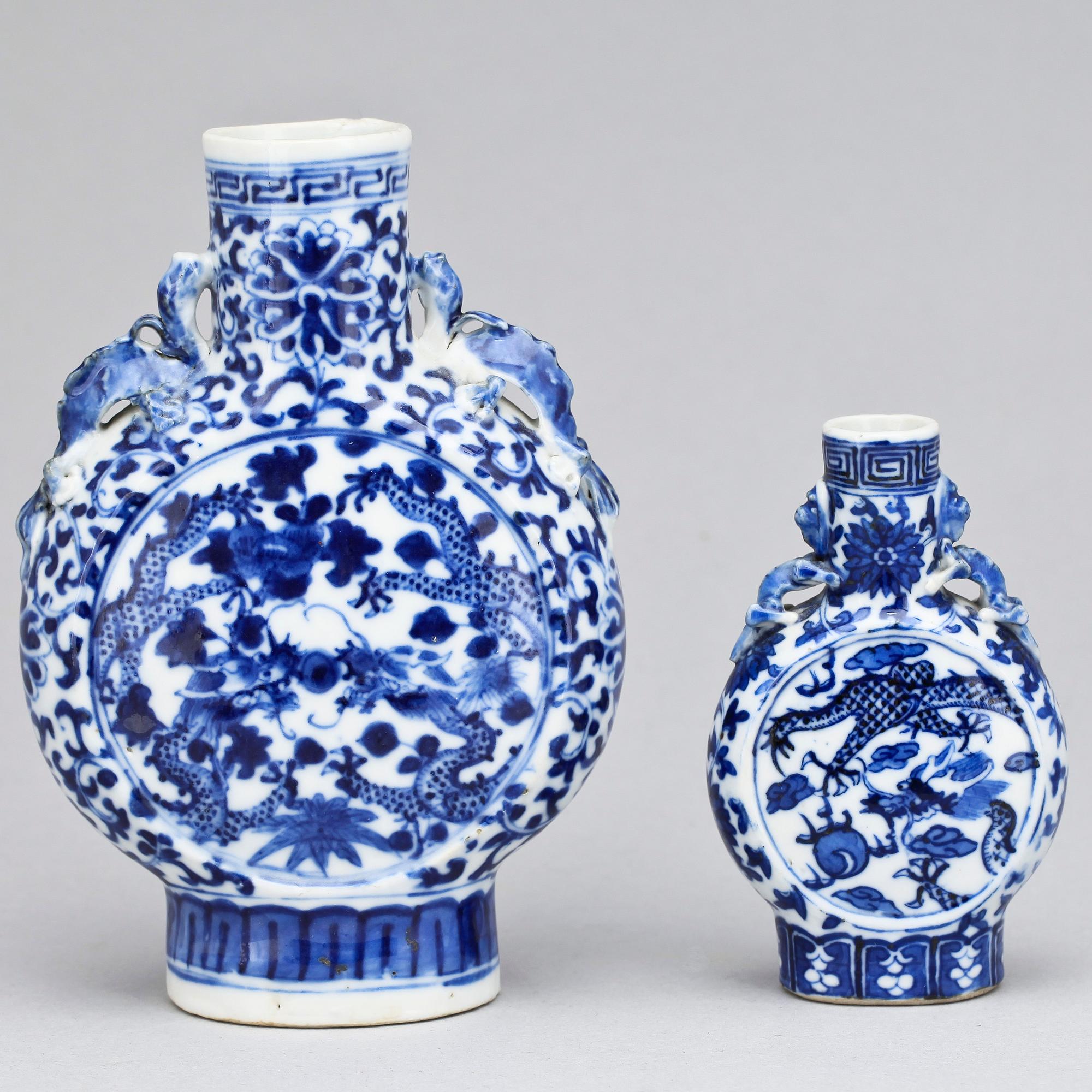 PILGRIMSKRUS, ett par, porslin, Kina, 1800/1900-tal.