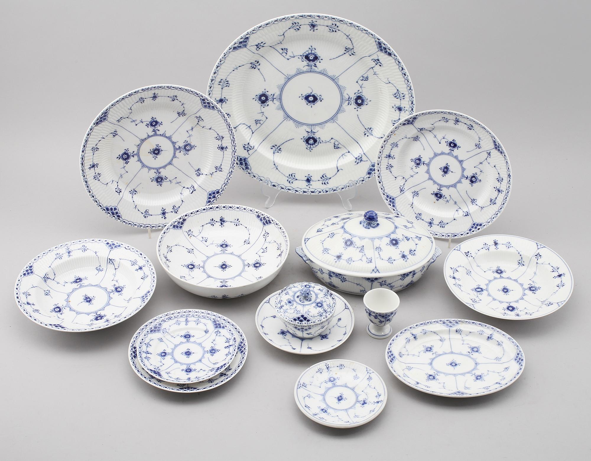 SERVISPORSLIN, 48 delar, porslin, "musselmalet", Royal Copenhagen.