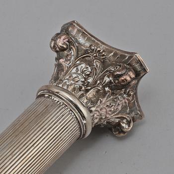 KOLONNLJUSSTAKAR, ett par, nysilver, omkring 1900.