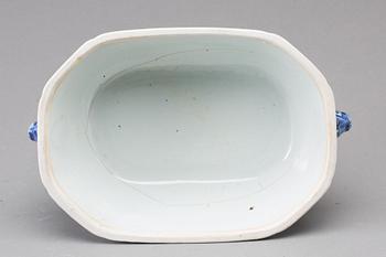 A BLUE AND WHITE TUREEN AND A BLUE AND WHITE SERVING DISH, CHINA, 18th/19th CENTURY.