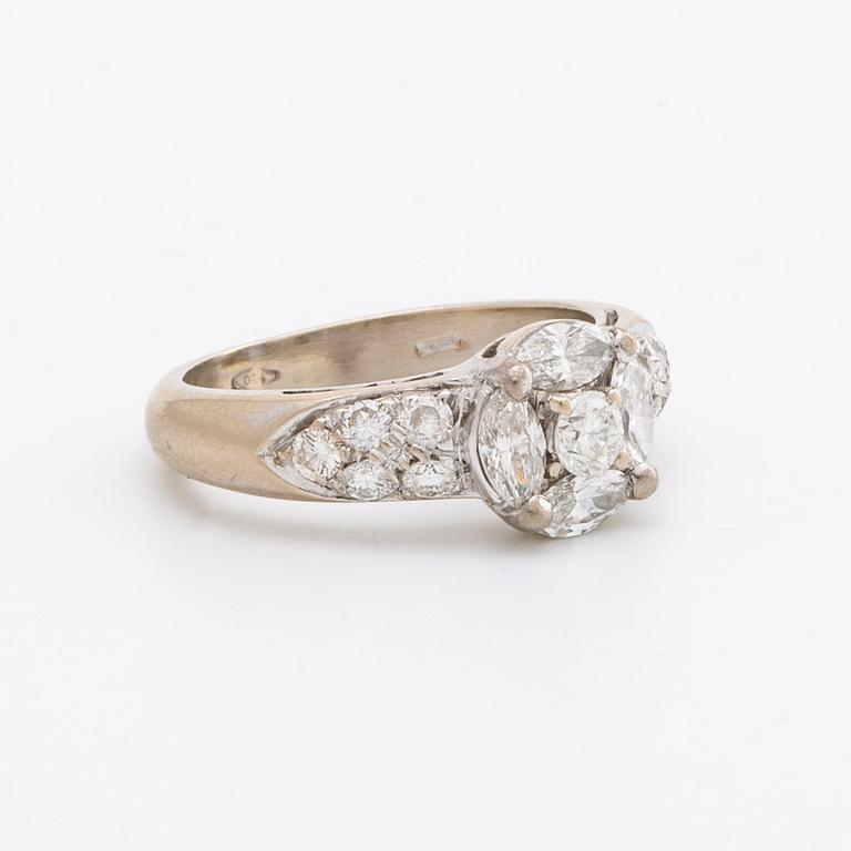 RING 18k whitegold w marquise and brilliant-cut diamonds approx 1,2 ct in total.